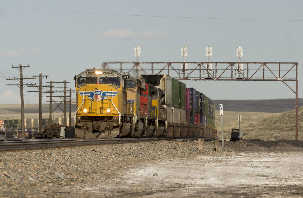 UP 4302 West, Hanna, Wyoming UP SD70M 4302 leads three oth… Flickr