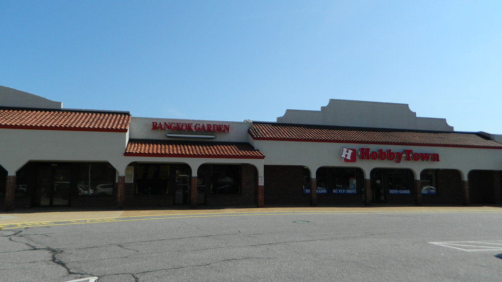 Loehmann's Plaza stores a photo on Flickriver