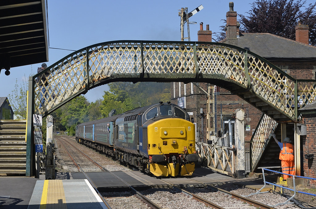 Brundall departure 37405 makes a rousing departure from Br… Flickr