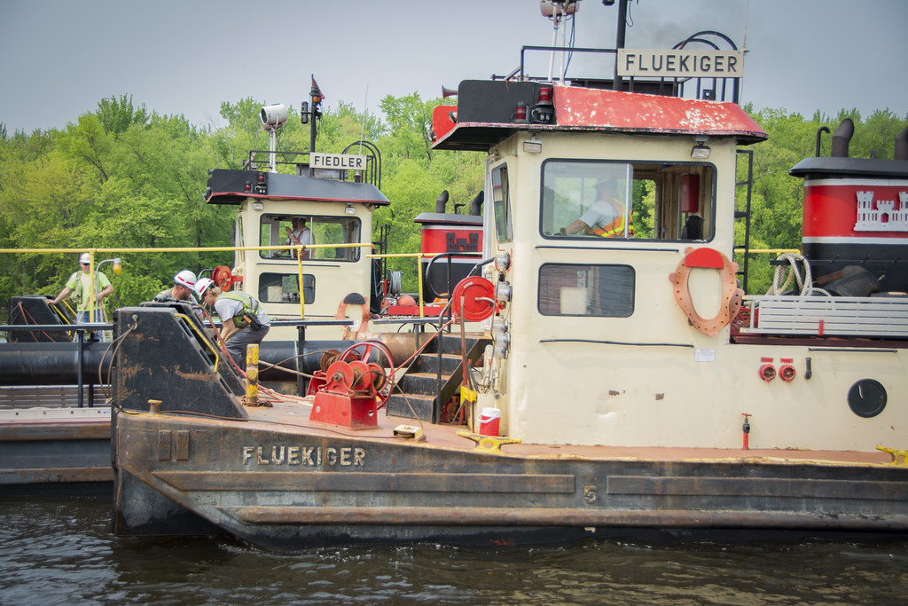 190530ACQ961068 Two tug operators work in concert while… Flickr