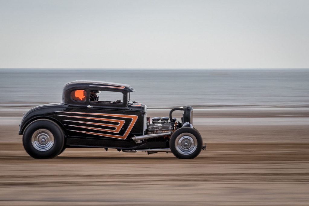 At speed on the beach Classic car beach racing at the Race… Flickr