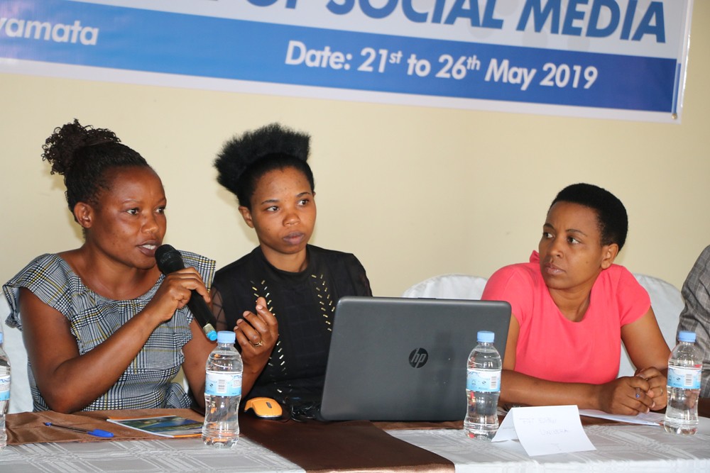 Agnes Nkusi Uwimana ari gutanga igitekerezo The Media High Council