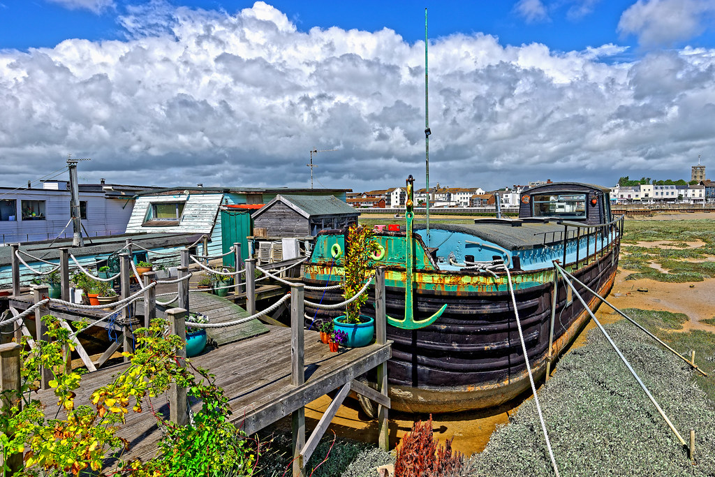 Mooring A conventional houseboat, moored at Shoreham, West… Flickr