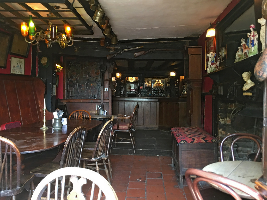 The Royal Standard of England at Forty Green, Beaconsfield… Flickr