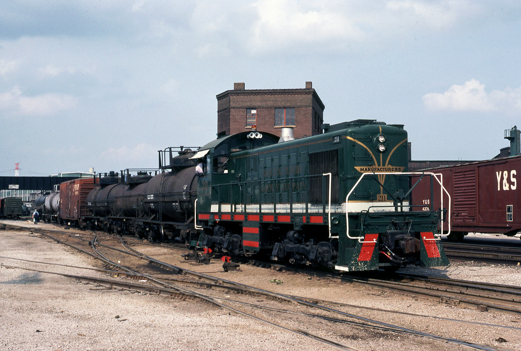Bud Train Manufacturers 211 doing a little switching in Ju… Flickr