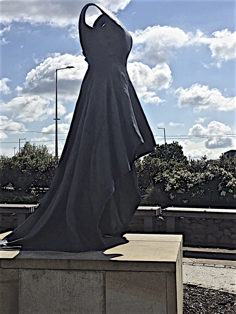 Dress Statue Dress statue outside the NEXT super store on … Flickr