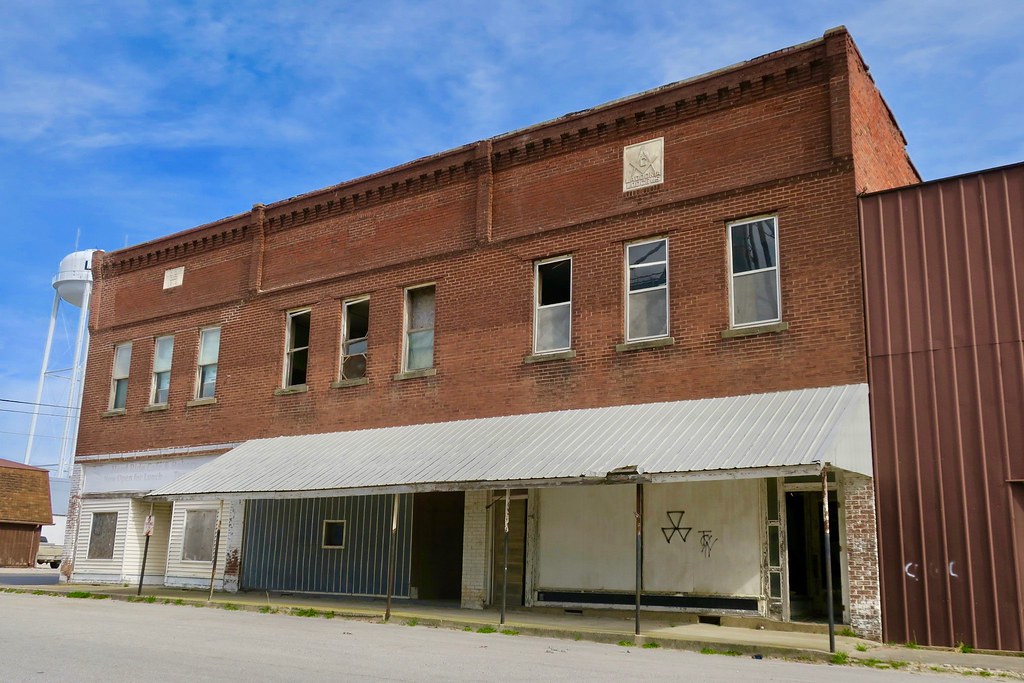 Masonic and Odd Fellows Building, Laddonia, MO A large bui… Flickr