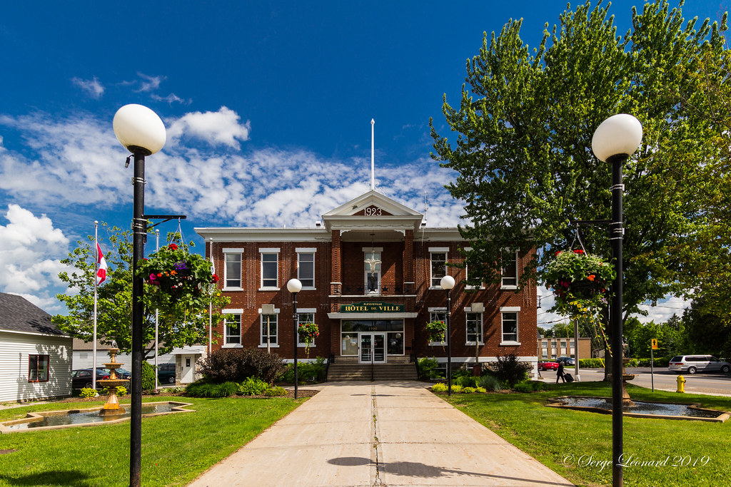 190621 Hôtel de Ville Plessisville Monument Jean Rivar… Flickr