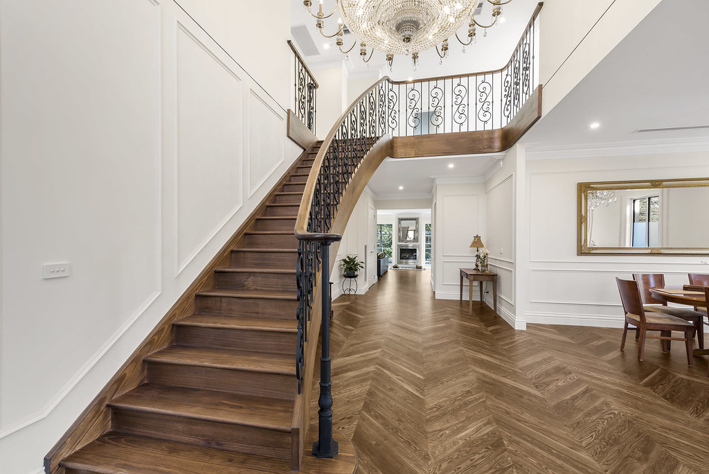 Classic Stair with Hourglass outer closed string