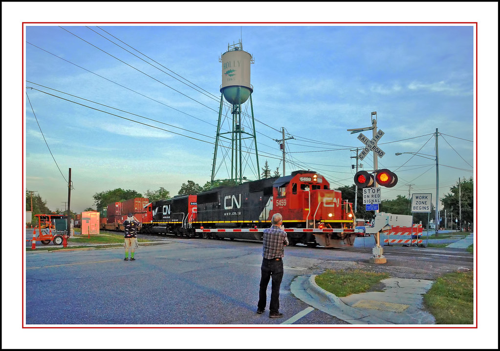 Westbound CN Frieght Through Holly, Michigan Holly is a to… Flickr