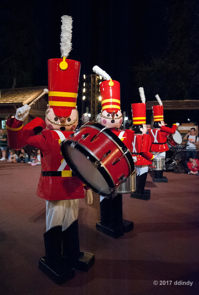 Drum Salute The marching toy soldiers are one of the highl… Flickr