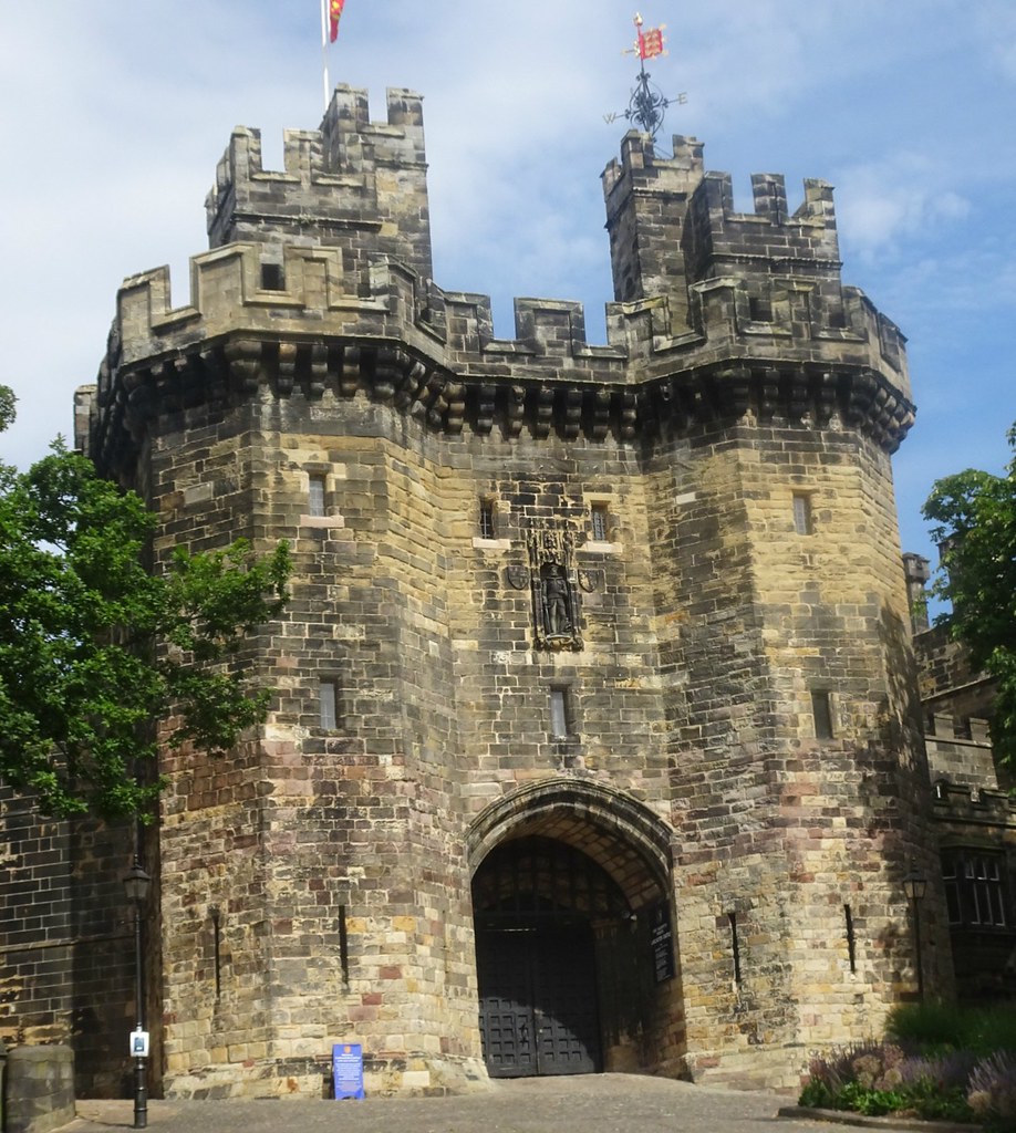 [77770] Lancaster Castle Lancaster Castle. Gatehouse, c140… Flickr