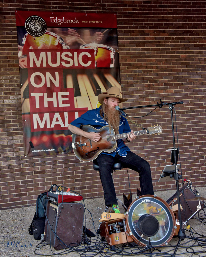 DSC_0222 2019 Jaik Willis at Edgebrook Shopping Center’s M… Flickr