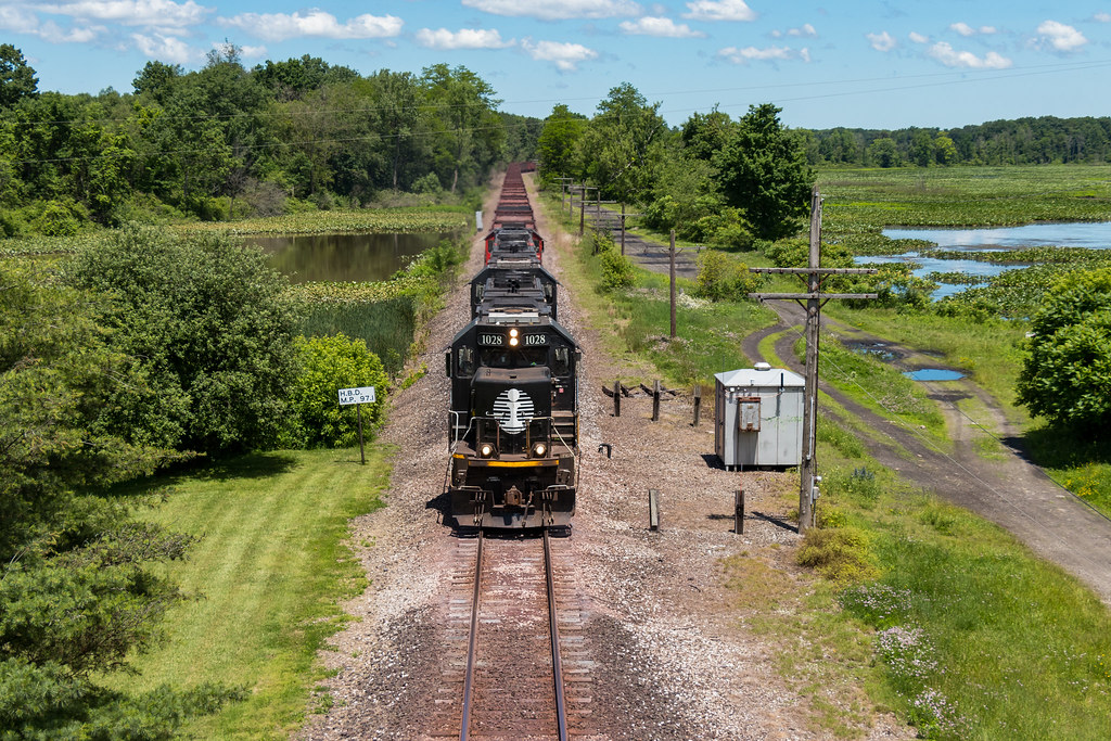 Hartstown, PA U702 blasts through down the B&LE, passing a… Flickr