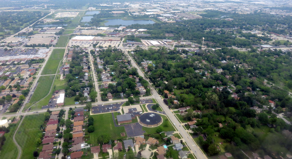 Wood Dale Westview Elementary School dominates the foregro… Flickr