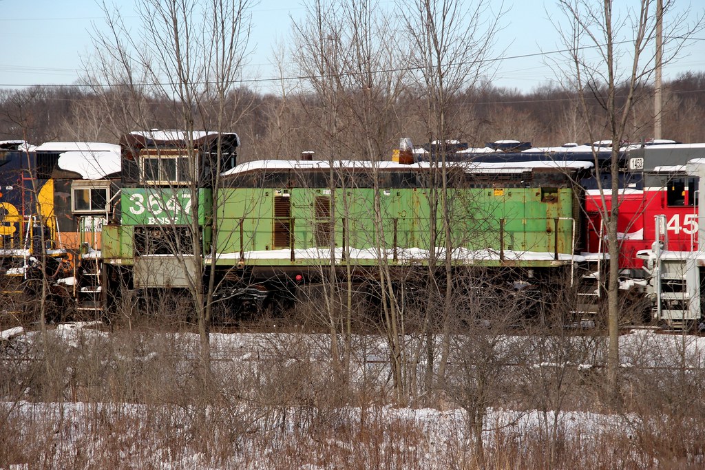LTEX SW1000 3647 waits in the yard at Lordstown, OH for it… Flickr