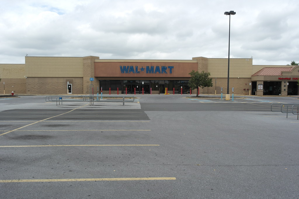 Former Walmart Leesburg, VA This store closed in May 201… Flickr