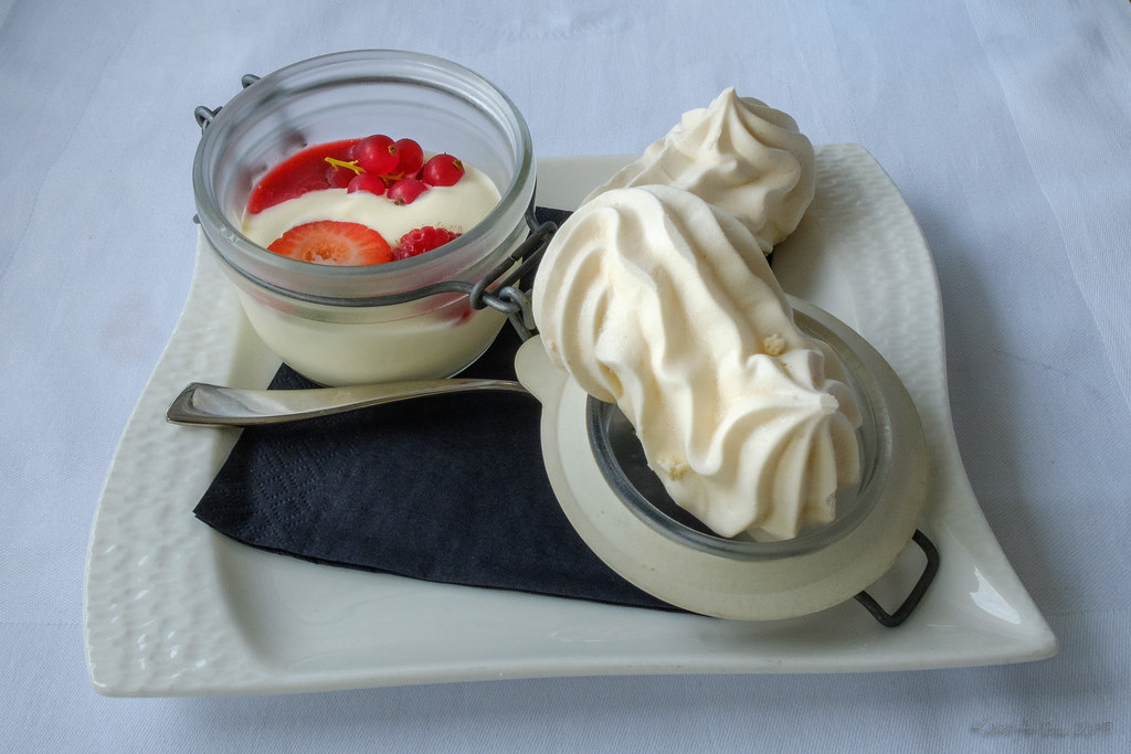 Meringues, double crème et fruits rouges Aller en Suisse d… Flickr
