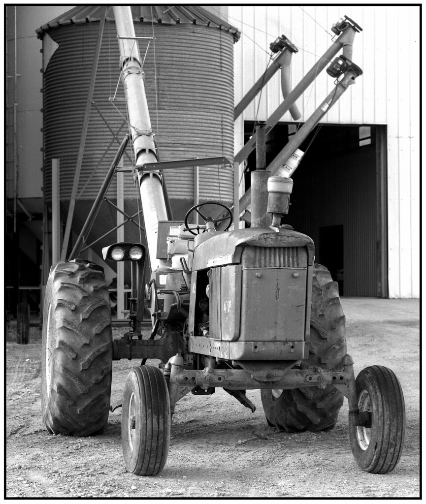 Lake Bronson, MN John Deere tractor, grain silos at La… Flickr