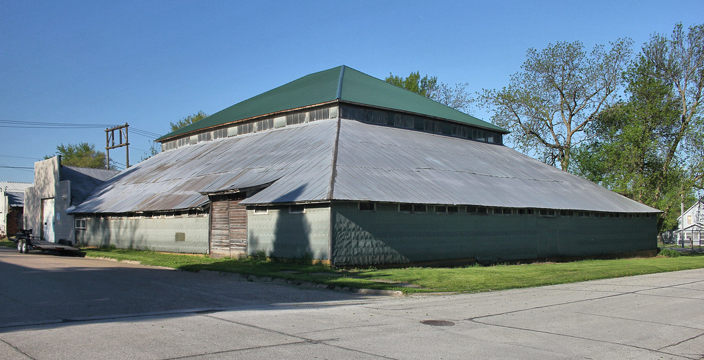 Sale Barn Guthrie Center, IA I think it's a sale barn. I… Flickr
