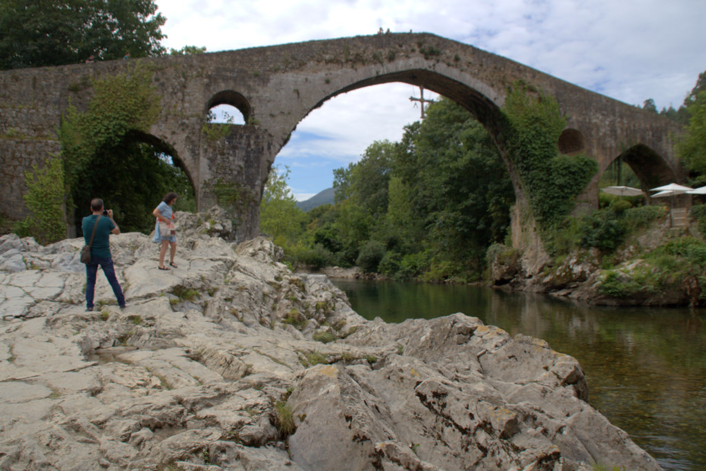 el tiempo, por sí mismo Puente medieval de Cangas de Onís