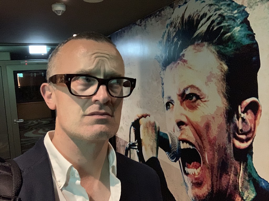 Dead singers (Noisy Decent Graphics)