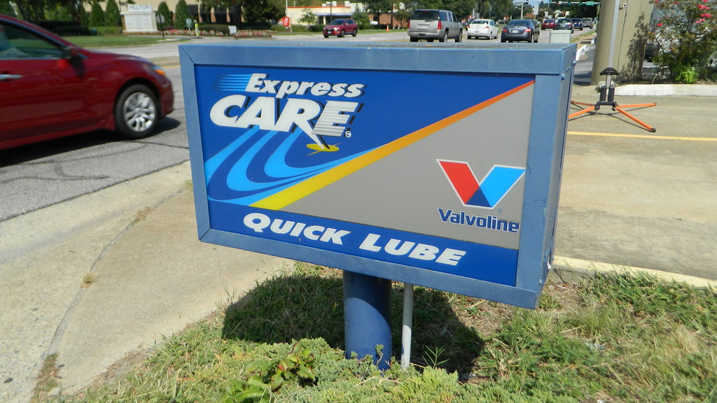 Valvoline Express Care sign (closed) Valvoline Express Car… Flickr