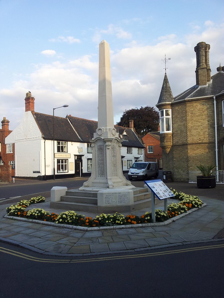 📌 WWI & WWII War Memorial, Vicar Street, Wymondham [TG10… Flickr