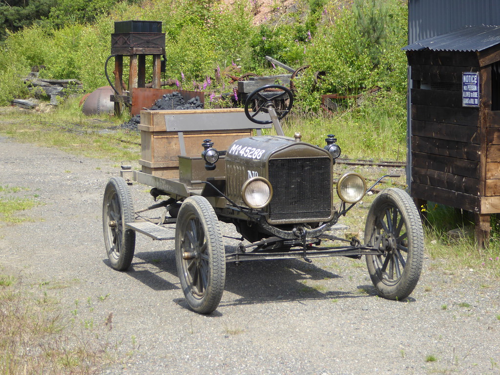 1922 Crewe Tractor Standing by the colliery sidings in Bea… Flickr