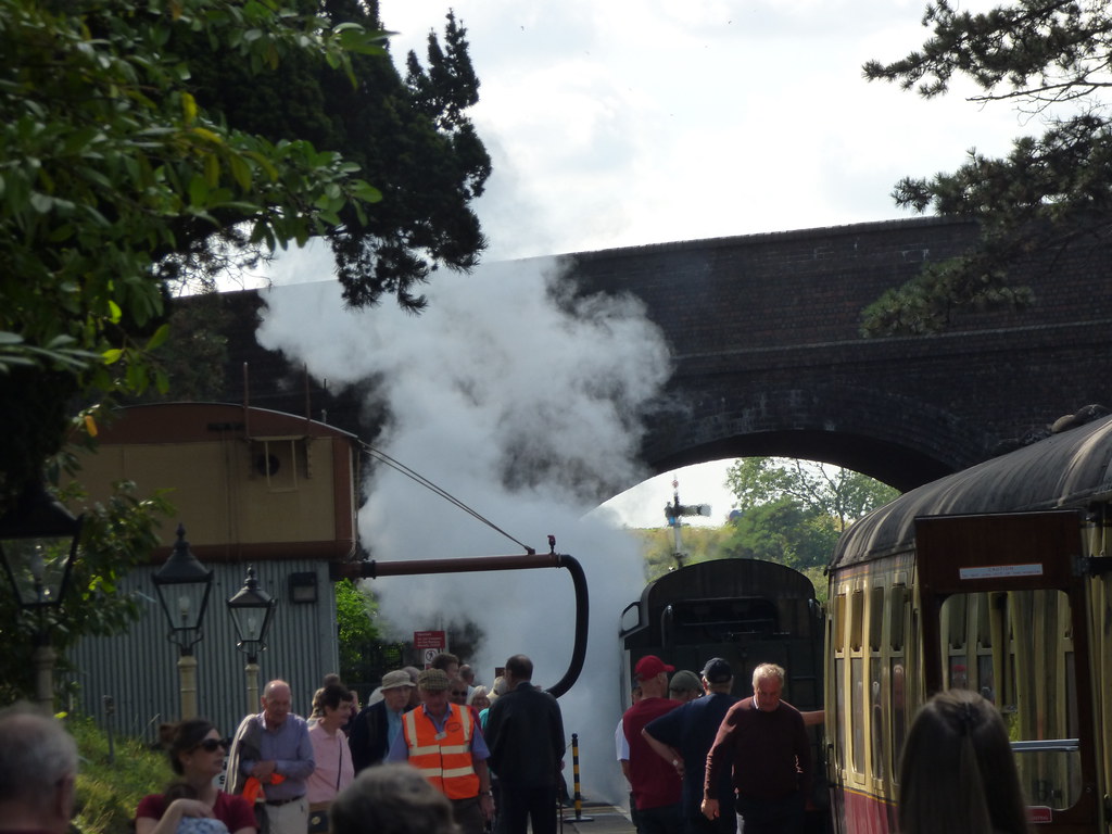 Train carriages at Cheltenham Race Course Station on the G… Flickr
