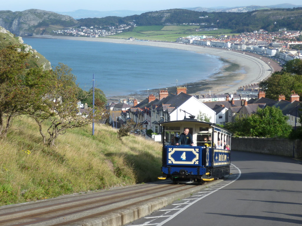 Car 4 of Great Orme Tramway climbs Ty Gwyn Road, Llandudno… Flickr