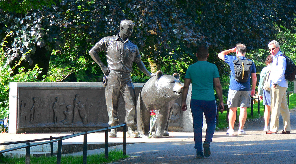 Polish Bear Statue Edinburgh Wojtec was a Syrian brown b… Flickr