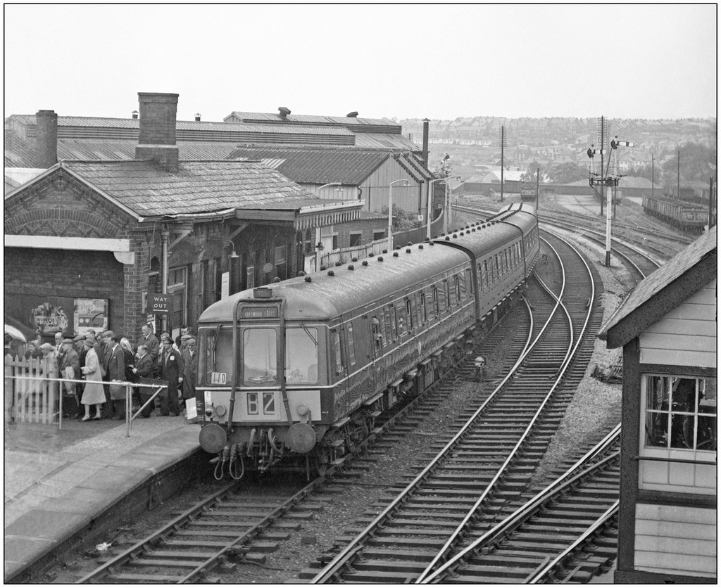 Cradley Heath (pjs,0951) Cradley Heath station and an unus… Flickr