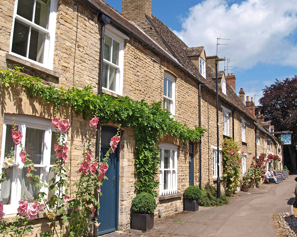Sunny row and the Three Pigeons Pub, Woodgreen, Witney, Ox… Flickr