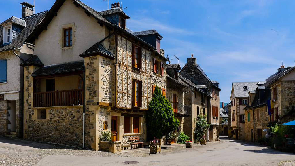 SteEulalied'Olt La belle couleur des maisons. Françoise et Gérard