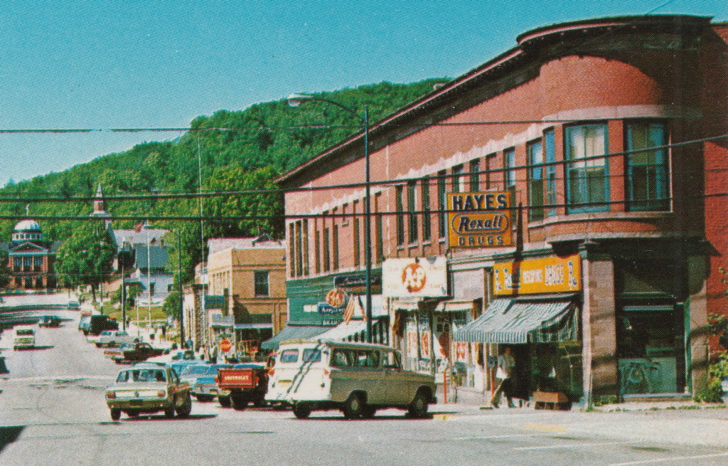 UP Munising MI c.1960s BUSY Elm Avenue View of Downtown St… Flickr