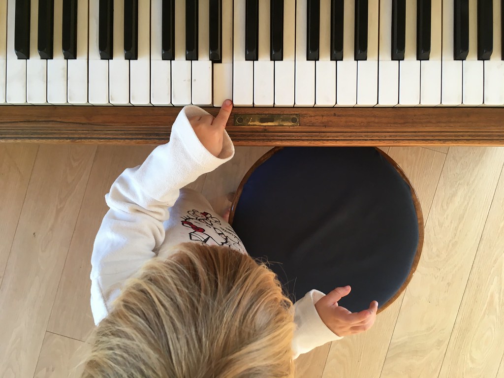 Leila suona pianoforte votredame Flickr