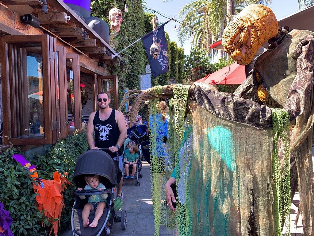 Stroll, preHalloween. La Jolla, Ca. bwaters23 Flickr