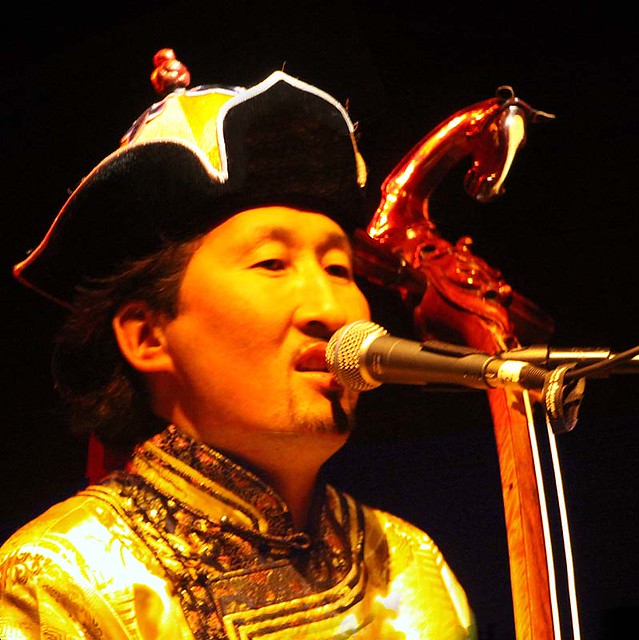 WOMAD UK09 Enkh Jargal playing the horse head fiddle (Mong… Flickr