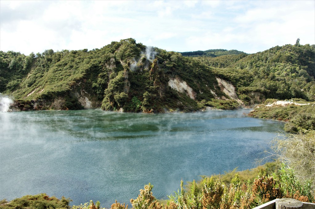 Frying Pan Lake and Cathedral Rocks, Waimangu Volcanic Val… Flickr