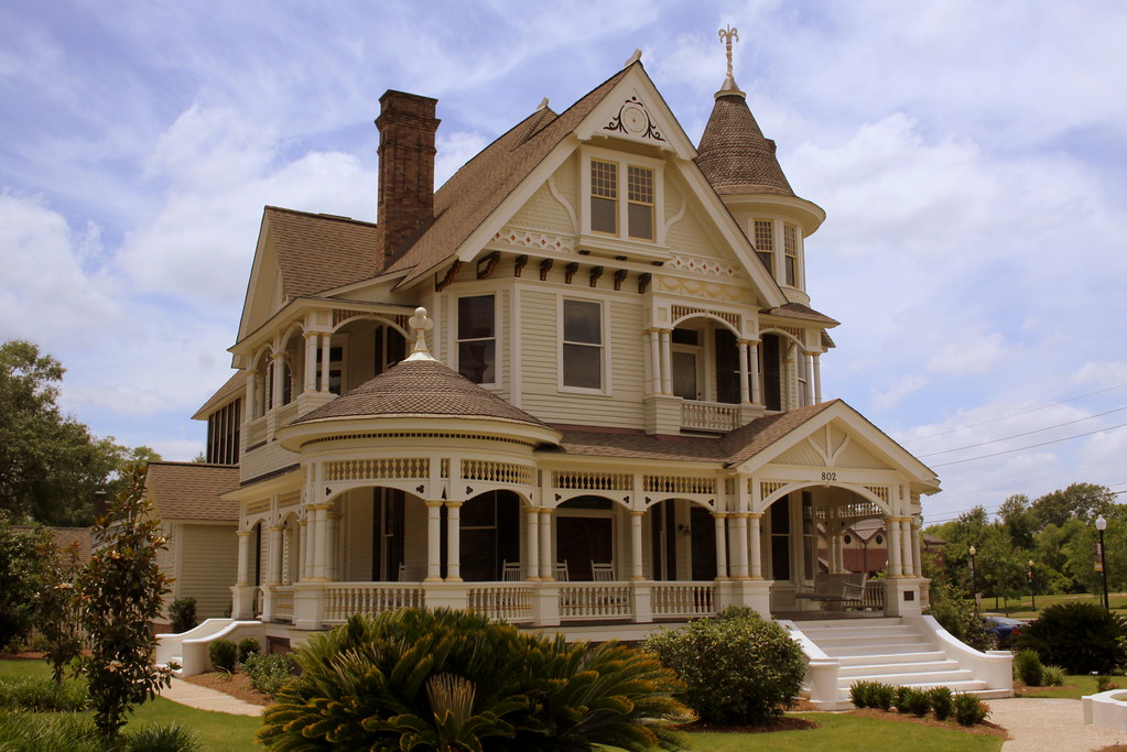 John McLeod House Hattiesburg, MS This Queen Anne style … Flickr