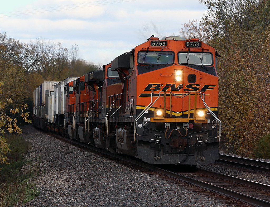 BNSF 5759 Fountain City WI 102419 EB ZSSECHC passes thru… Flickr