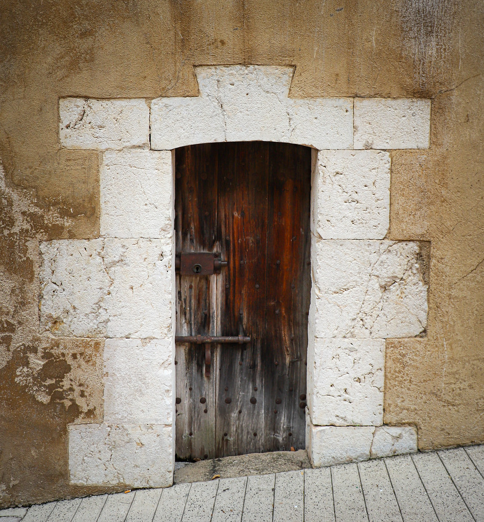 Petite Porte A small door in the wall leading to the Porte… Flickr