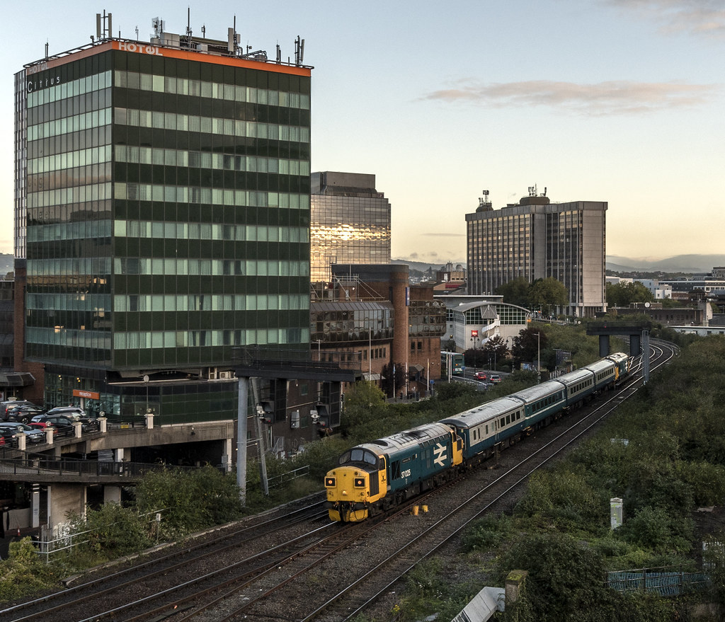 37025 and 37418 Cardiff Queen Street 2F15 0724 Rhymney to… Flickr