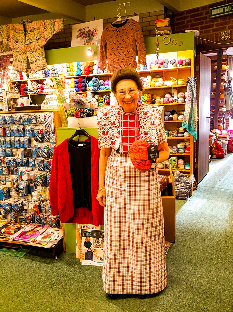 Dutch lady in traditional dress in a wool shop in Spakenbu… Flickr