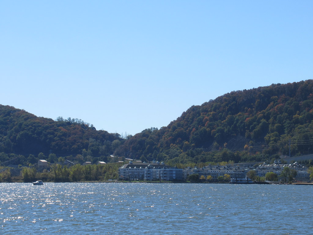 Shoreline, Haverstraw, NY Bowline Point Park is on a penin… Flickr