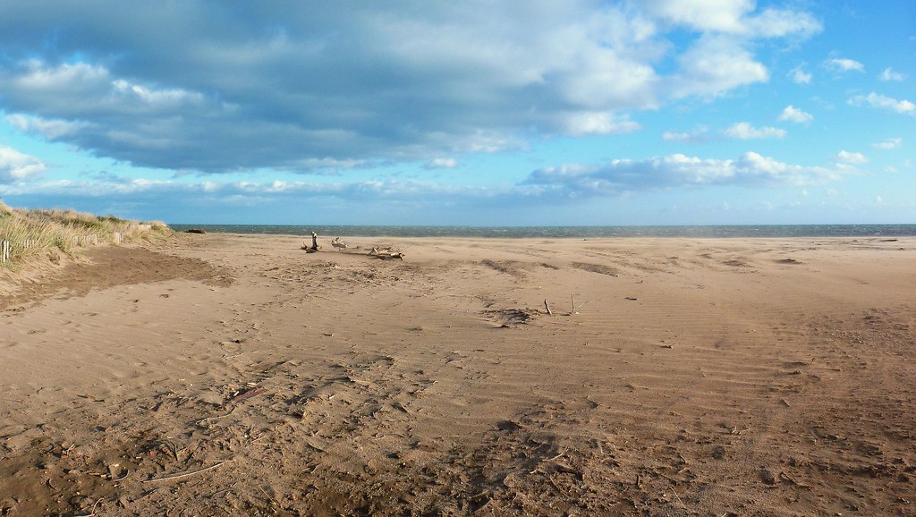 Plage de la Rivierette..... La plage est balayée par le ve… Flickr