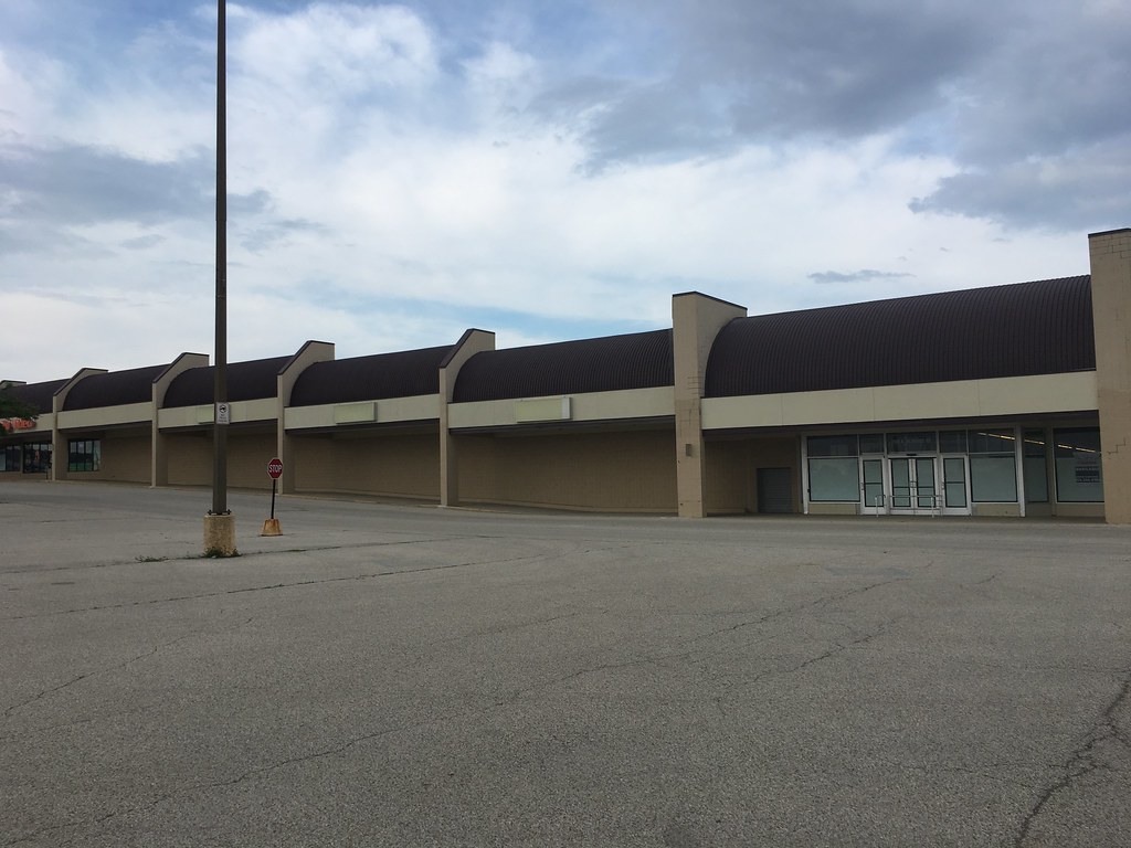 Vacant Kmart/Sears EssentialsMcHenry, Illinois Kmart 361… Flickr