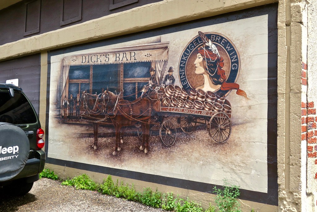 Dick's Bar, Hudson, WI Mural on the side of Dick's Bar, 11… Flickr
