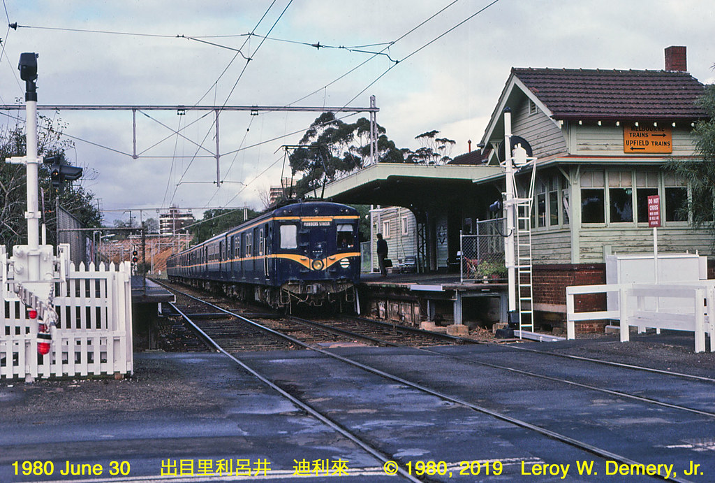 Royal Park station 2 (Melbourne 1980) Harris train at Roy… Flickr
